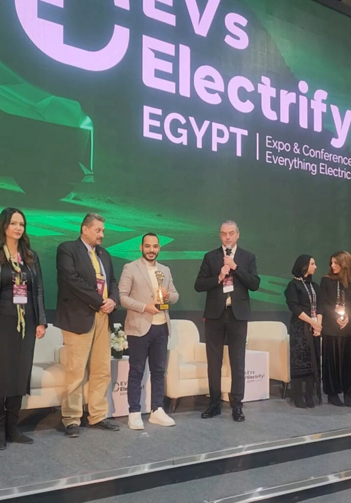 تكريم عبد الحميد جمعة رئيس تحرير موقع مصر كارز ضمن 15 صحفيًا بارزًا بقطاع السيارات