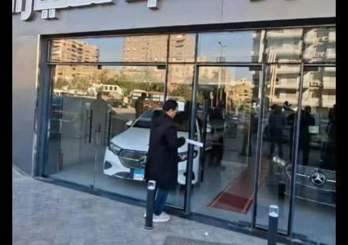 الحكومة تبحث مع رابطة التجار أزمة تشميع وغلق معارض السيارات