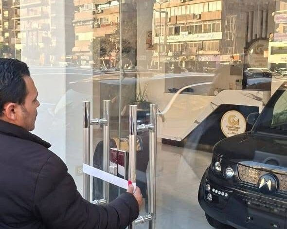 الحكومة تبحث مع رابطة التجار أزمة تشميع وغلق معارض السيارات