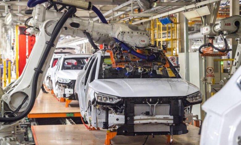قاهر تسلا.. مصنع صيني ينتج سيارة كل 60 ثانية