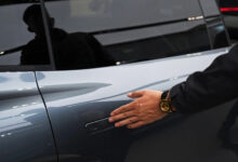 الصين تحظر مقابض الأبواب المخفية في السيارات