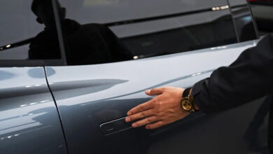 الصين تحظر مقابض الأبواب المخفية في السيارات