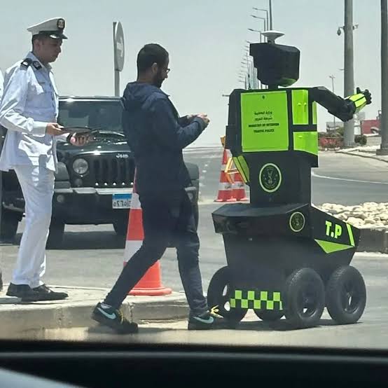 روبوت المرور المصري.. عين ذكية ترصد المخالفات وتخاطب المواطنين بعدة لغات