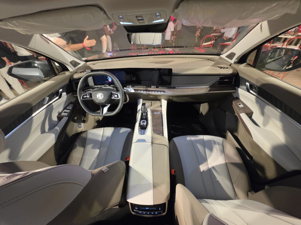 MG تقدم RX9 PHEV بمنظومة Plug-in Hybrid ومدى 1100 كم