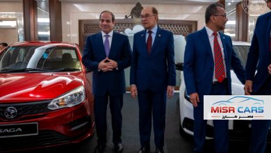 الرئيس السيسي يتفقد سيارات ودراجات نارية من ماركة «بروتون ساجا» في ماليزيا